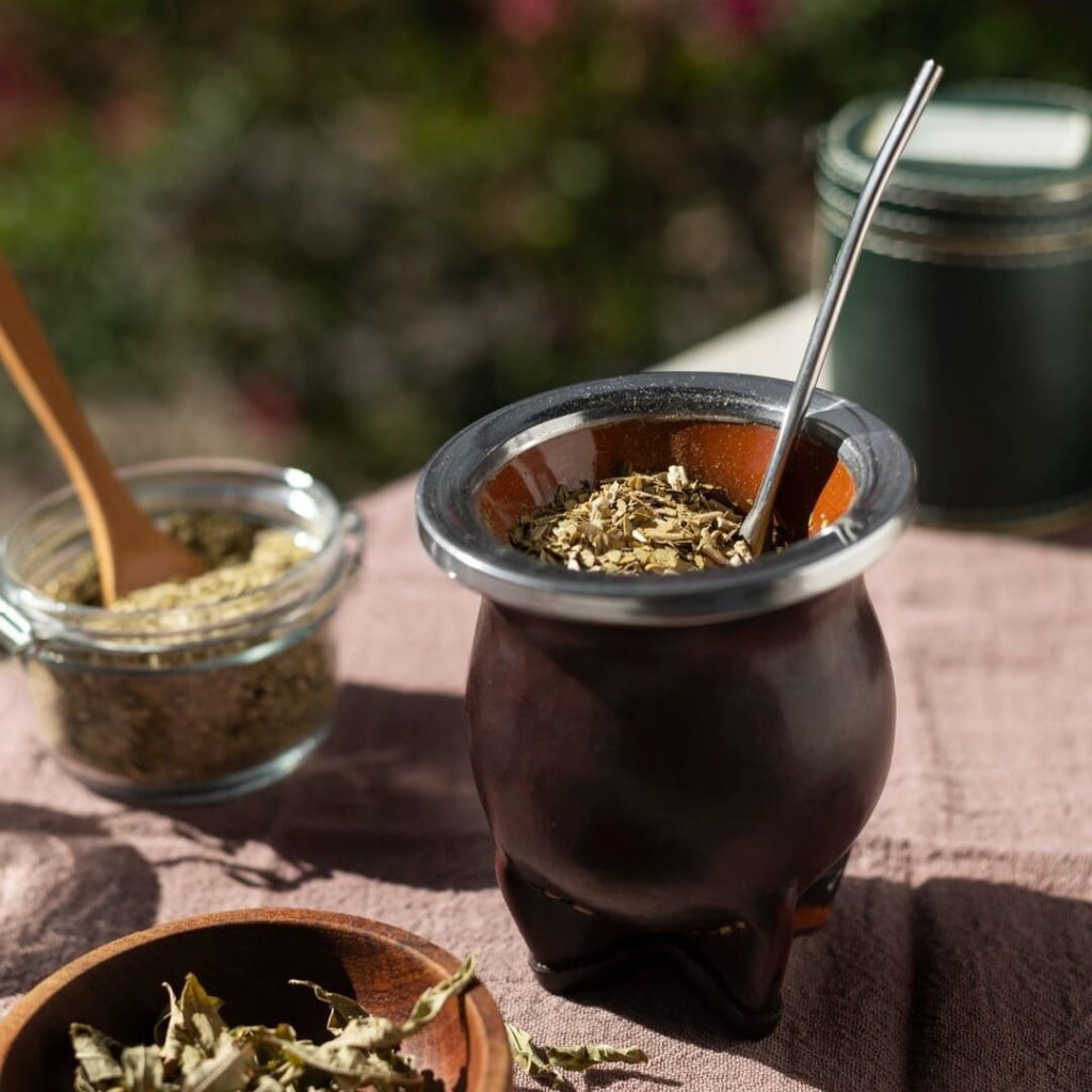 Mates de vidrio forrados en cuero