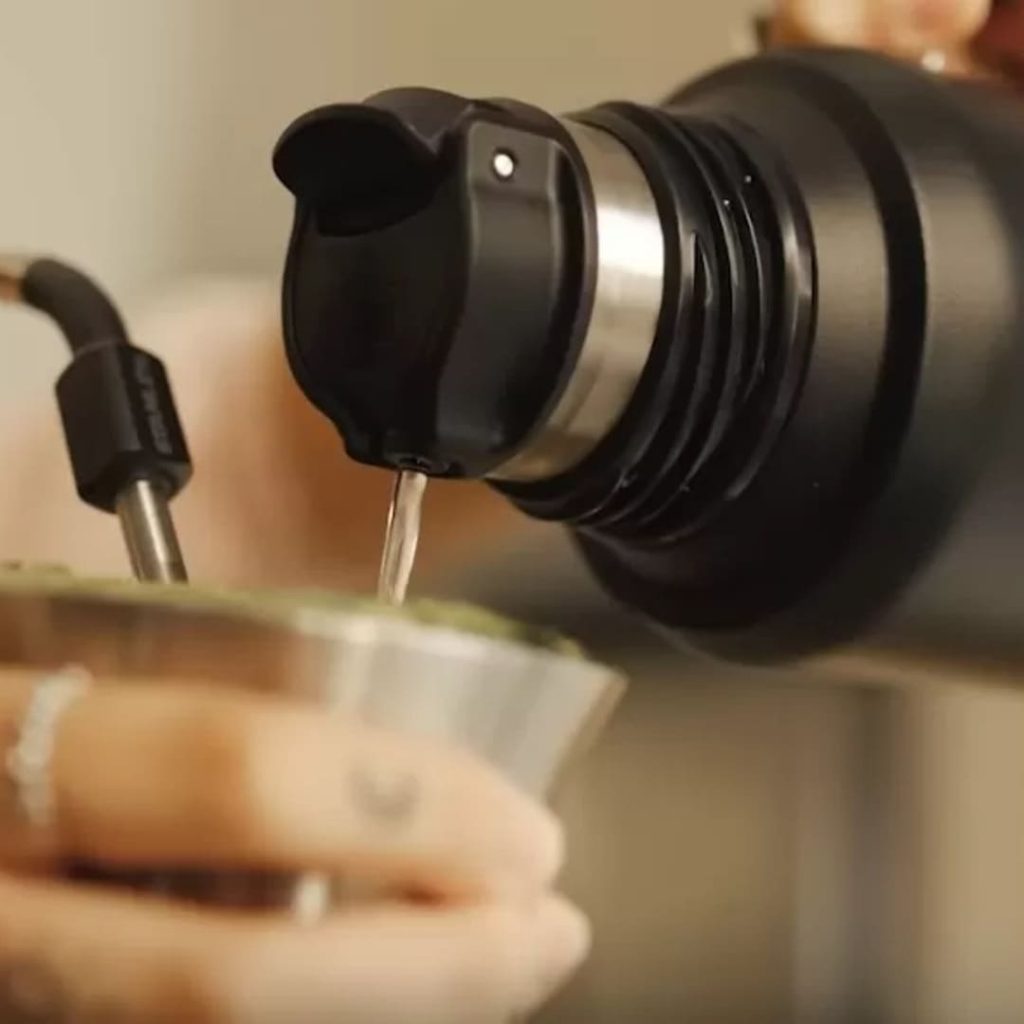 Termos con pico cebador o tapón cebador